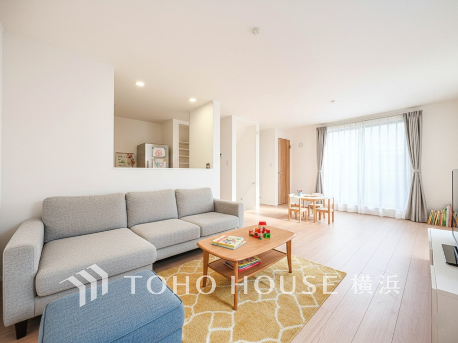 明るく開放的な空間が広がるLDK。室内には豊かな陽光が注ぎ込み、爽やかな住空間を演出。ホームパーティーでもゲストと一緒に料理を楽しみながら楽しい時間を過ごせそう。（家具はAI加工です）