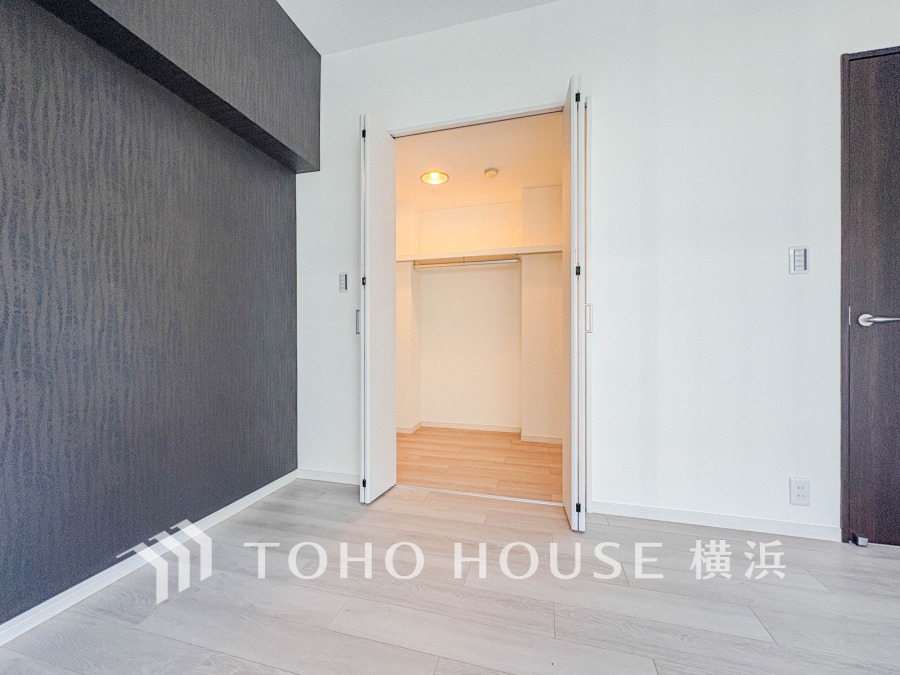 大切な衣類を機能的に収納できるウォークインクローゼット。ゴルフバッグやキャリーバッグなどもすっきりと片付けられます。高い収納率を実現する多彩な収納スペースを確保しました。