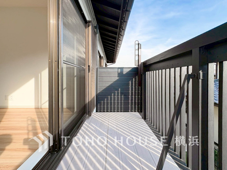 ずっと太陽を感じる事ができるのは、遮るものが視界に無いから。彼方に広がる風景が絵画のように広がります。