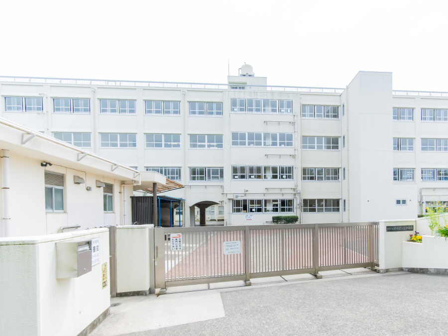 横浜市立希望が丘中学校　約1,100ｍ