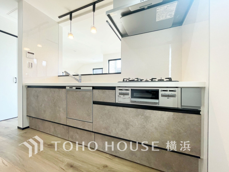 プライベートスペースを彩るインテリアとしての美と、快適な日常を支える機能性と強さがひとつになったキッチンです。開放的な対面カウンターキッチンはリビングと一体感のある空間。