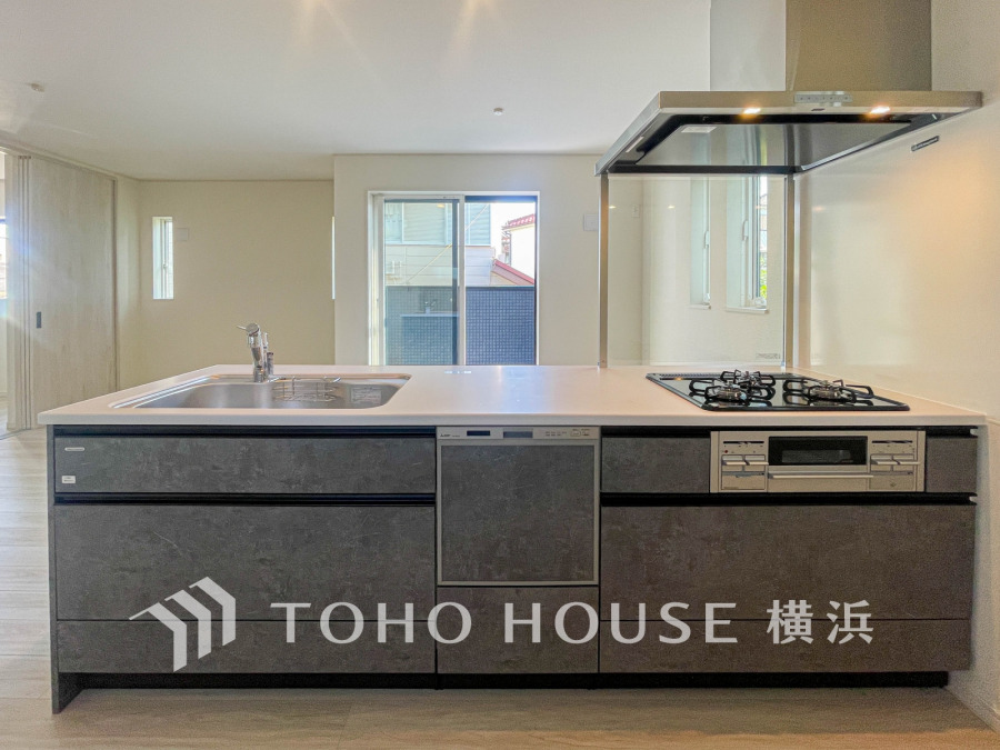 柔らかな色合いのフローリングと清潔感の溢れるクロスが明るい空間を創り出しているリビングダイニング。憩いの場に相応しく、ここで楽しむ家族の時間が絆をより深めてくれそうです。