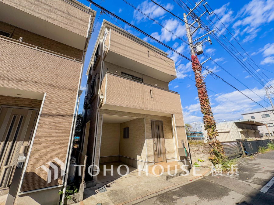 日当たり良好で開放感のある立地。ゆとりある住空間を確保した都市型3階建てのお住まいです。
