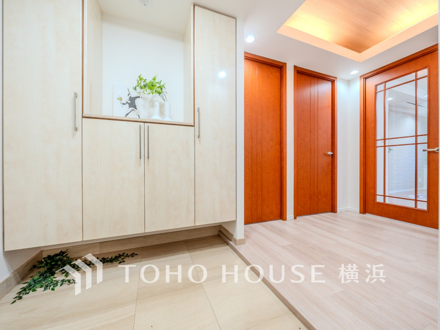 収納豊富な玄関スペース。落ち着いた色を基調としたゆとりある空間です。
