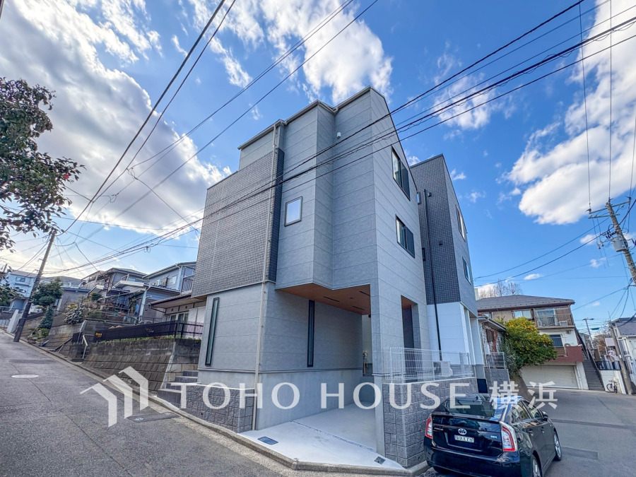 堂々たる趣ながら、主張し過ぎずどこか余裕を感じさせるシャープなフォルムで佇む邸宅は、晴天の空と照らし合わせる事で、本来あるべき完成形の姿を見せてくれます。