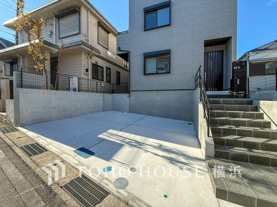 広々とした駐車スペースはお車2台分。階段で玄関へスムーズにアクセスできます。日当たり良好の快適な住環境。