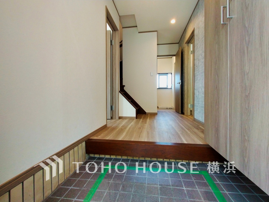 上質感漂う玄関と廊下。居住者の帰り、訪れる方を優しく迎える・安らぎに満ちた生活空間を予感させる。健やかな暮らしを楽しめることでしょう。