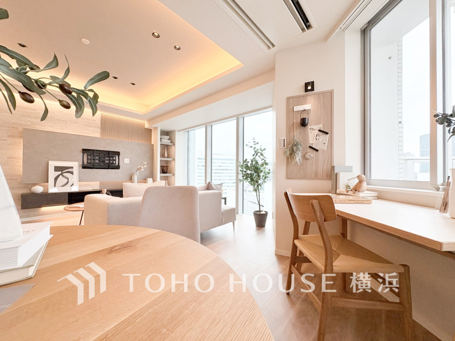 明るく開放的な空間が広がるLDK。室内には豊かな陽光が注ぎ込み、爽やかな住空間を演出。
