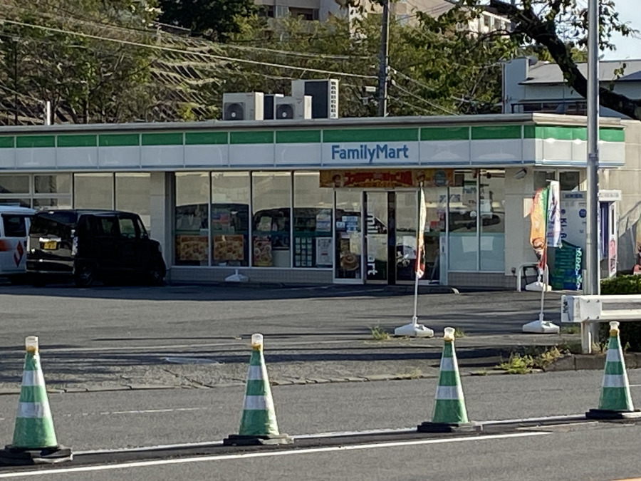 ファミリーマート 十日市場店　約350ｍ