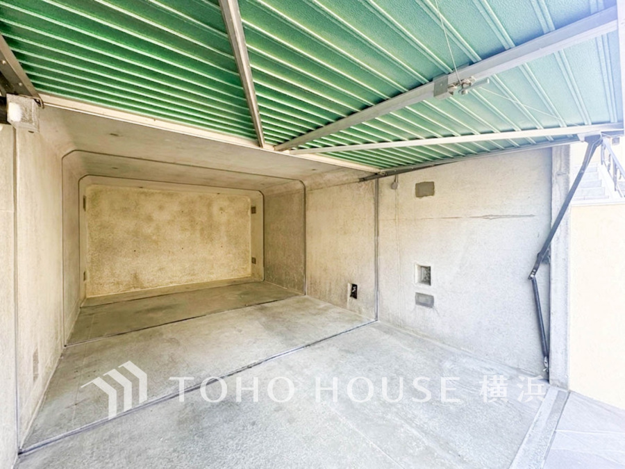 ゆったりとした駐車スペースを確保いたしましたので、大きめのお車でも駐車可能です。自転車やバイクなど、ゆとりのある敷地で置き場所に困ることはないでしょう。