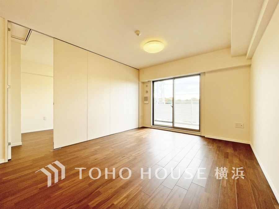 やわらかな陽射しがふりそそぎ、室内に開放感と爽快感をもたらします。