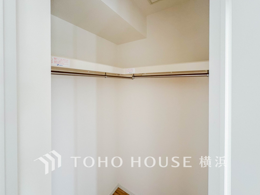 大切な衣類を機能的に収納できるウォークインクロゼット。ゴルフバッグやキャリーバッグなどもすっきりと片付けられます。高い収納率を実現する多彩な収納スペースを確保しました。