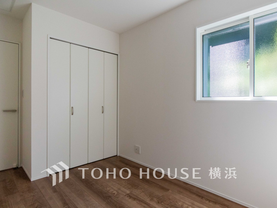 穏やかな風と陽光を導き、プライバシーに配慮された設計プランを採用し、居住性を一段と心地よいものにしています。明るく開放的な空間を演出しております。