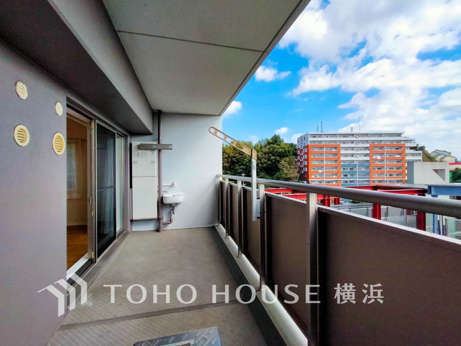 陽射しとともに、少しずつ装いを変える街の景観から、星空が地上に映りこむかのような夜景の煌きまで、この街ならではの美しい風景。