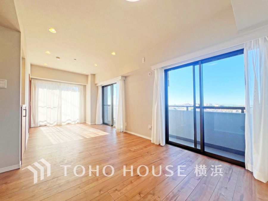 和やかで洗練された空間の演出。寛ぎとコミュニケーションを育む居心地のよい場所。やわらかな陽射しが降り注ぎ、室内に開放感と爽快感をもたらします。