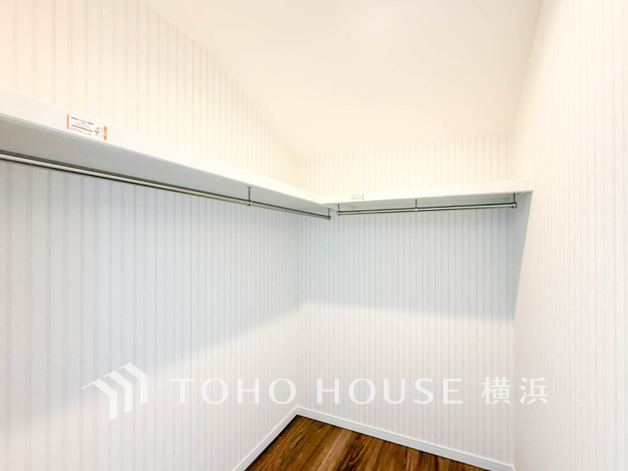 ひと目で収納物を確認できるウォークインクロゼットは、ゆとりの広さを備えた大型収納。数多くの衣類に加え、足元には引出しや衣装箱、シューズボックスなども収納することができます。