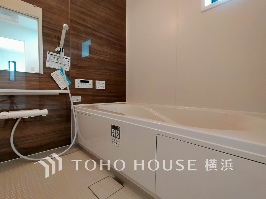 心地よいリラックスを叶える清潔感溢れる美しい空間。快適で機能的なバスルームです。
