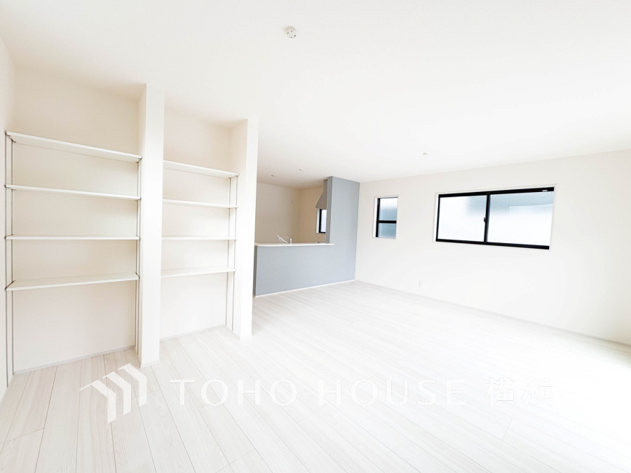 家族と過ごすひと時を溢れる光が優しく包み込むリビングダイニング。家族とともに、心穏やかに過ごすひととき。家族との時間、自分の時間を大切にできる空間がここにあります。