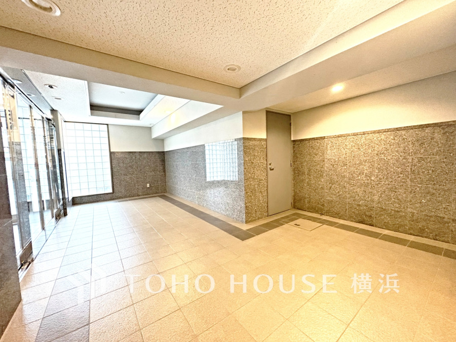 広々としたエントランススペース。柔らかな光溢れる開放的な空間です。
