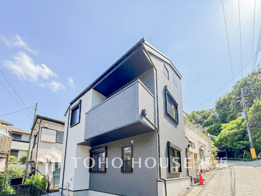 街に溶け合う美しい景観を生み出しているにも関わらず、採光や風通しを考えて設計された間取り。外観だけでなく、そこに住まうご家族の心地よさが最優先されますように。 