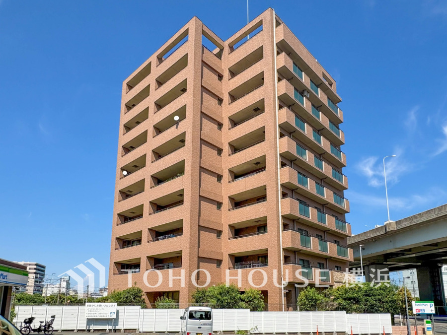 磯子駅徒歩7分の軽快な立地。周辺に生活利便施設も整う便利な住環境です。
