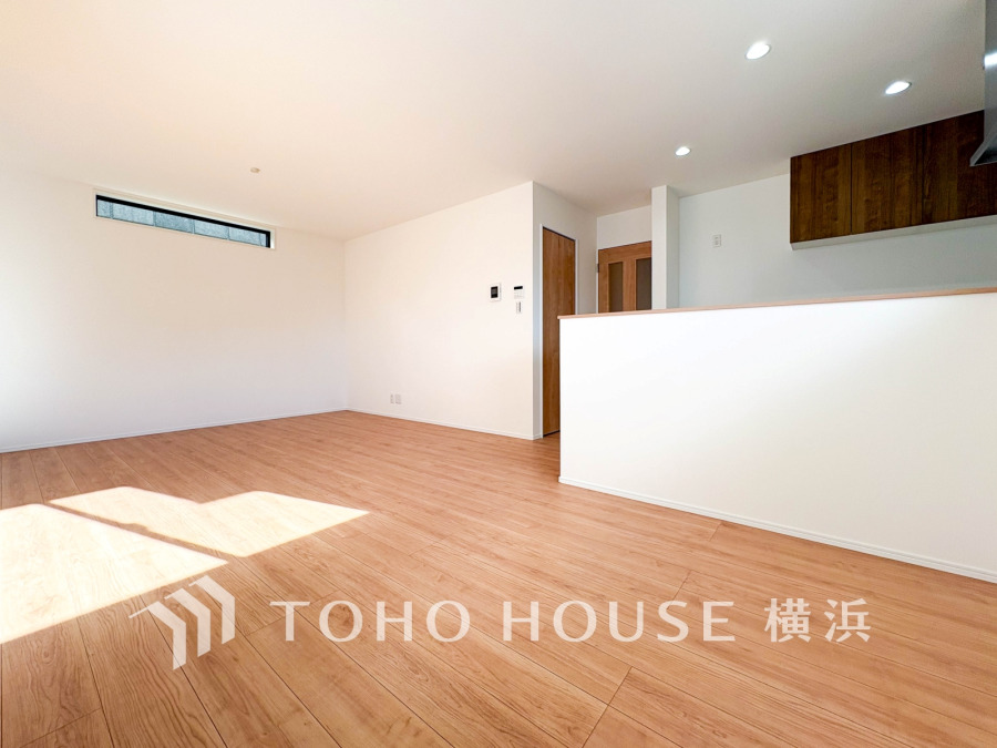 光と風が溢れる開放的なLDKには、自然と家族みんなが集まってきます。明るく穏やかな空気が流れるこの場所は、豊かな寛ぎと笑顔の団欒をいつも優しく守ってくれることでしょう。