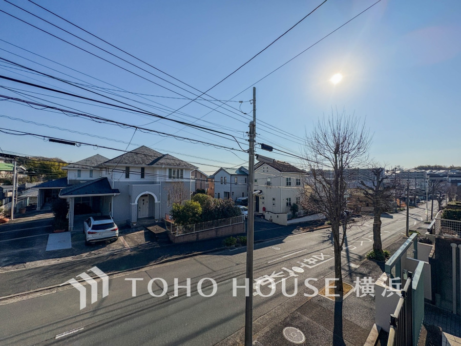 この開放感ある眺望と共に閑静な住宅街の季節感を演出する四季折々の変化を楽しめる心地よい場所となることでしょう。