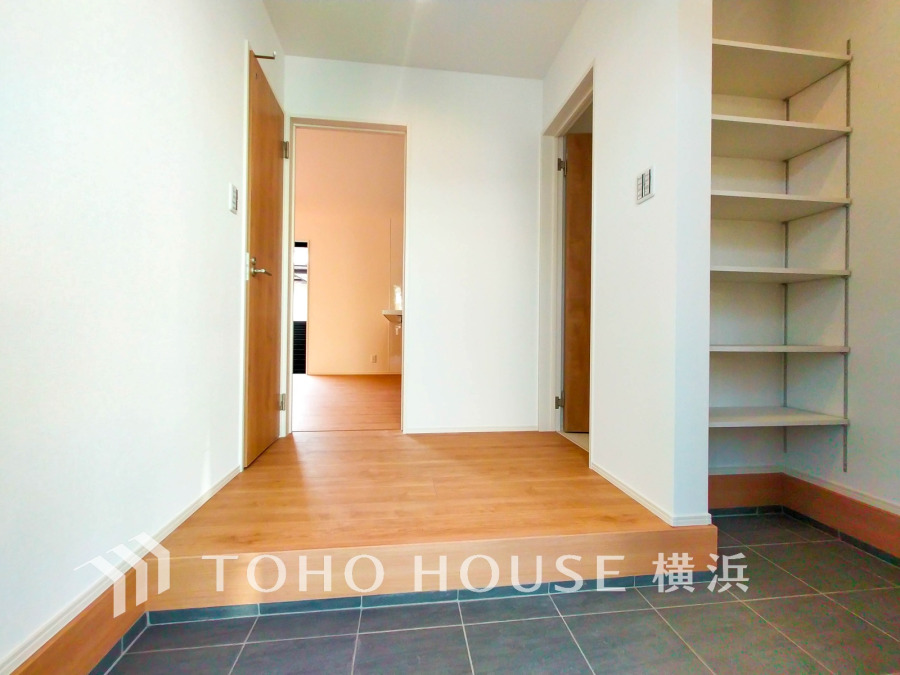 上質感漂う玄関と廊下。居住者の帰り、訪れる方を優しく迎える・安らぎに満ちた生活空間を予感させる。健やかな暮らしを楽しめることでしょう。