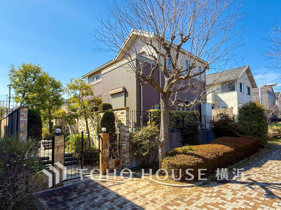 美しくデザインされたエクステリアで演出された重厚感ある外観。快適設備のリフォーム邸宅です。