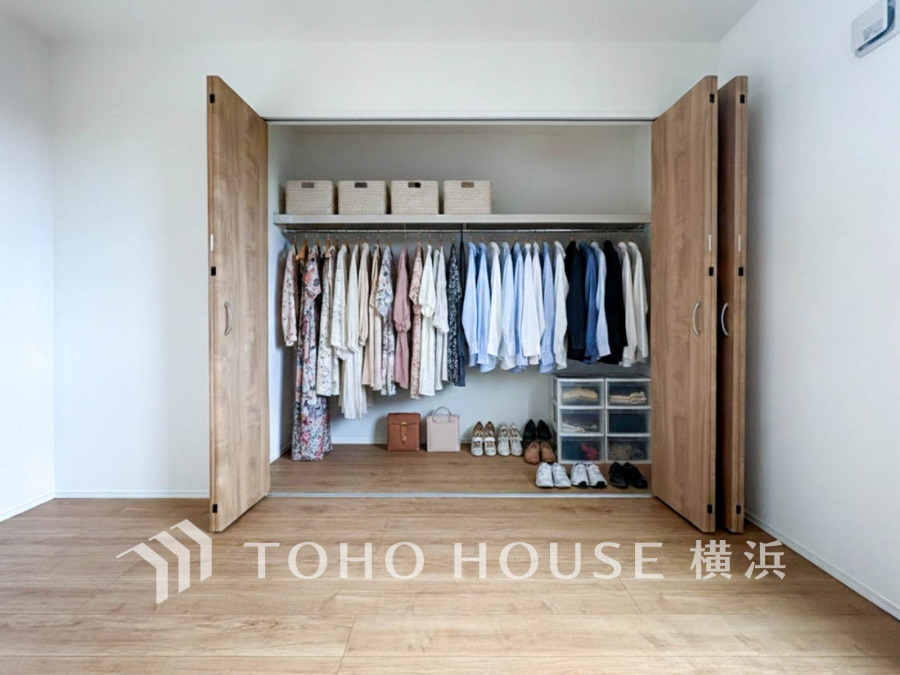 随所に機能的に配置されたバリエーション豊かな収納。豊富な収納キャパシティに加え、場所場所で用途に合った設計がなされているため、快適な生活空間造りをサポートしてくれます。（家具・調度品はAI加工です）