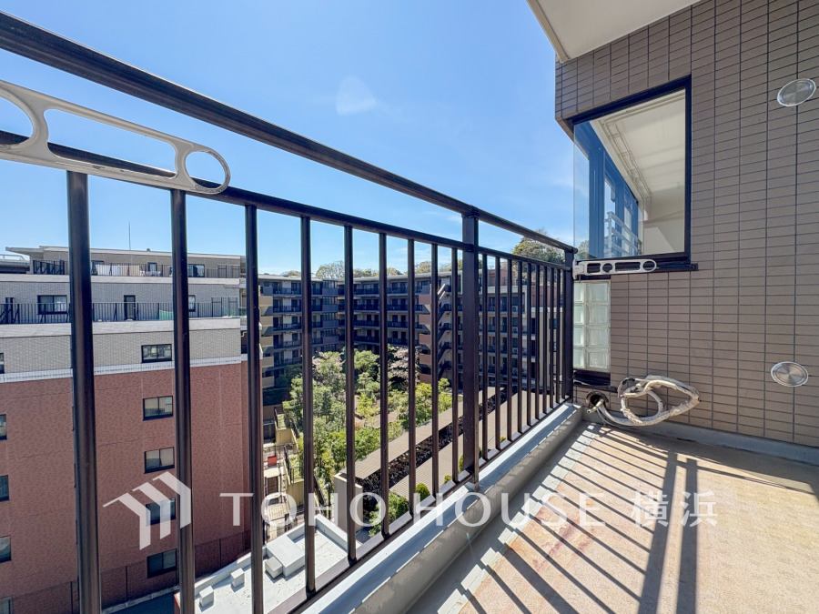 気持ちのいい空が見渡せるバルコニー。爽やかな風を感じて、心躍る素敵な暮らしがはじまります。
