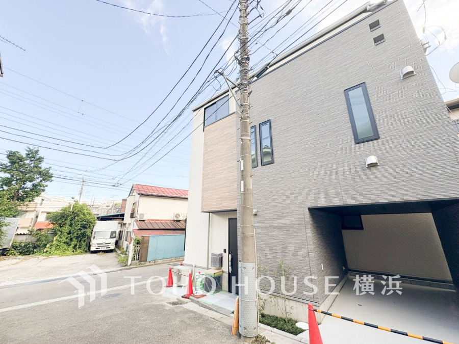 堂々たる趣ながら、主張し過ぎずどこか余裕を感じさせるシャープなフォルムで佇む邸宅は、晴天の空と照らし合わせる事で、本来あるべき完成形の姿を見せてくれます。