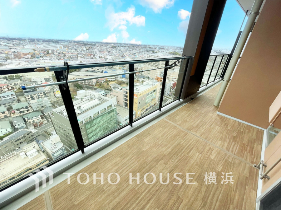 開放感あふれる高層階バルコニー。広々としたスペースで心地よい風を愉しむことができます。街を一望する伸びやかな眺望も大きな魅力の一つ。