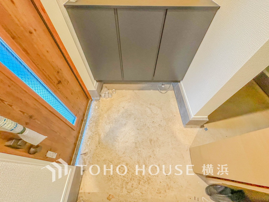 お客様をお迎えする玄関は落ち着いた雰囲気。帰り着くたびに洗練されたテイストの空間に迎えられ誇りと喜びを感じる玄関まわりです。SIC付き。