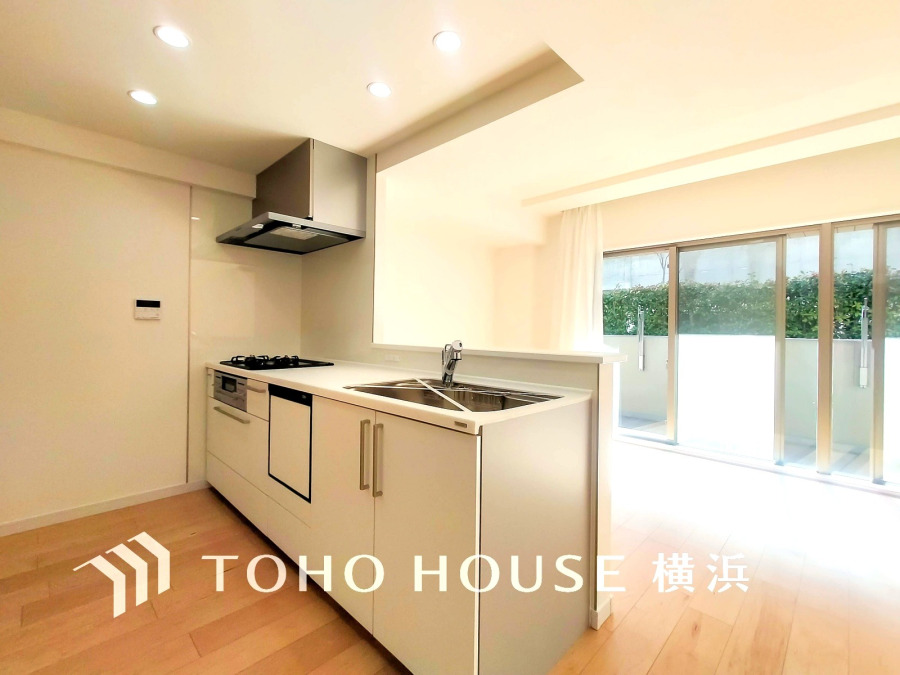 プライベートスペースを彩るインテリアとしての美と、快適な日常を支える機能性と強さがひとつになったキッチンです。開放的な対面カウンターキッチンはリビングと一体感のある空間。