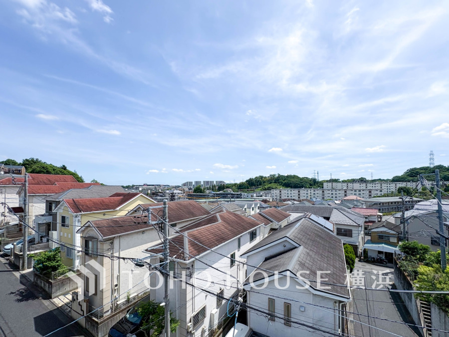 窓辺で愉しむ美しい景観。大都市横浜の街並みが広がる景色。成熟した都市機能と共に、豊かな自然にも寄り添う、そんな暮らしを実現できる環境が、ここにある。