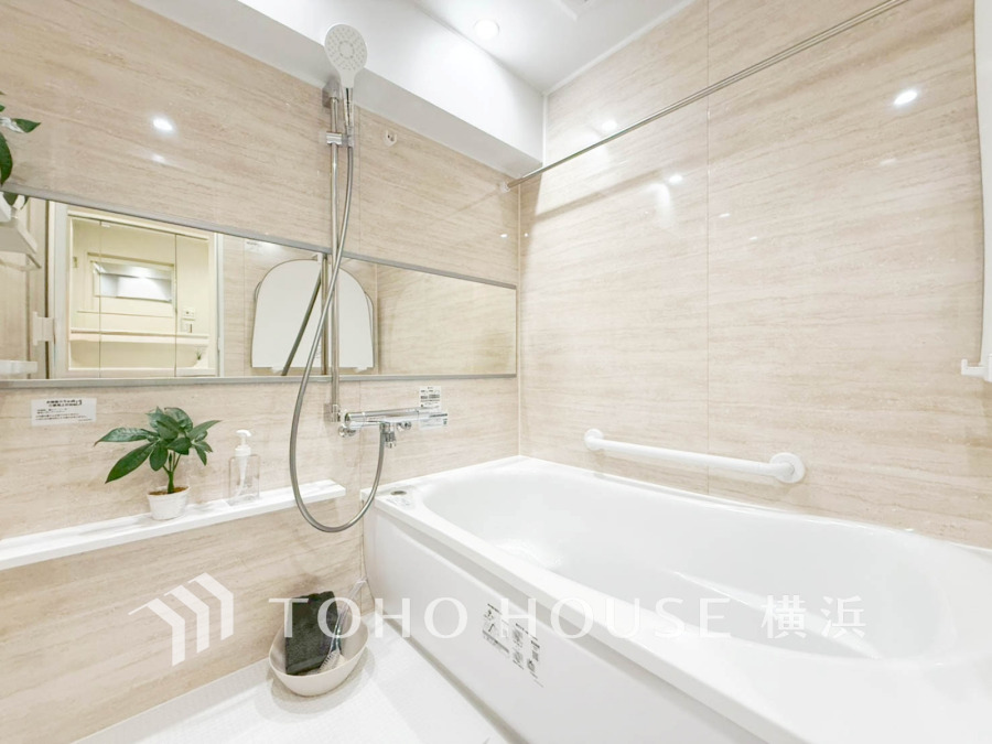 掃除のしやすさ・収納の便利さなど、おふろを使う人、お手入れする人、みんなにとっての「しあわせ性能」を追求したバスルームを採用いたしました。