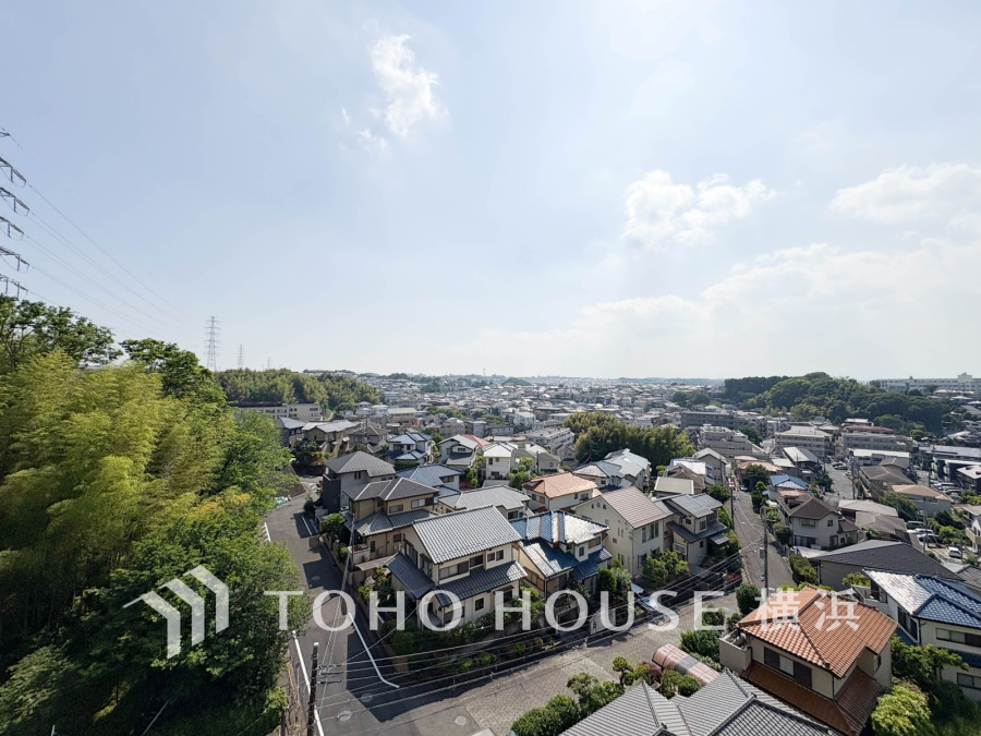開放感と抜ける風の気持ちよさを感じ、緑ある眺望に癒される落ち着いた住環境。
