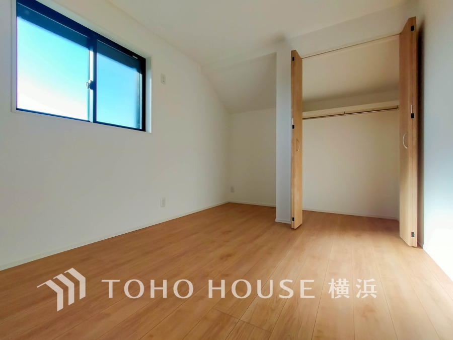 シンプルで明るい室内に、使いやすい収納スペースを備えた快適な居室空間です。自然光が心地よく差し込みます。