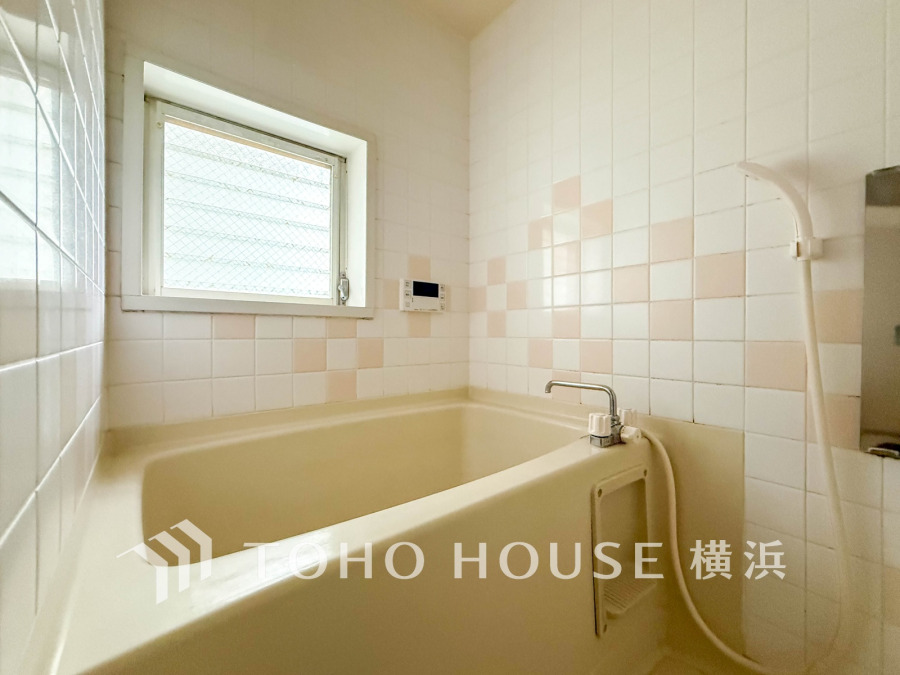 1日の疲れを癒すバスルームは、心地よいリラックスを叶える清潔感溢れる美しい空間です。心からゆったりと寛いでいただけるよう、ゆとりのスペースを確保してます。