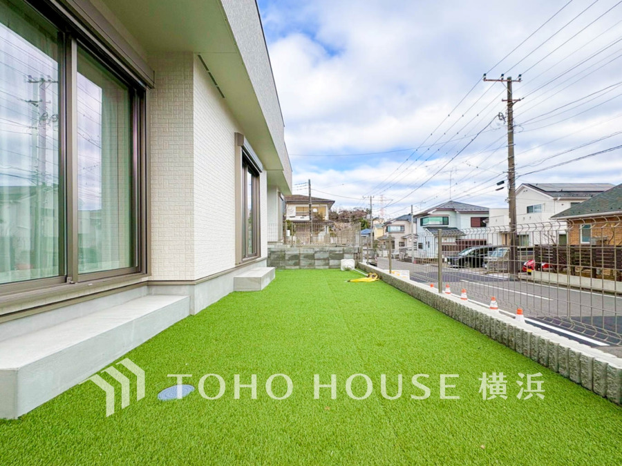 綺麗にデザインされたお洒落なお庭スペース。広さもあるのでお子様が遊んだり、ペットと戯れたりと楽しい時間を過ごせます。