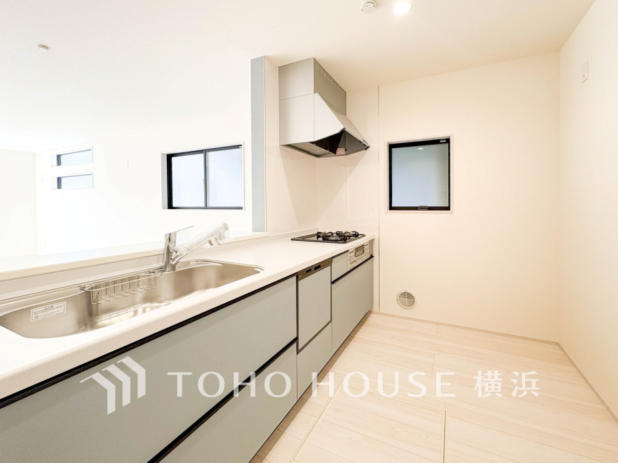 清潔感あふれる白を基調としたシステムキッチン。収納豊富で使いやすく、家事の効率がアップします。