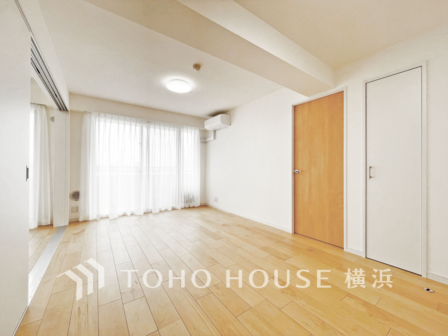 和やかで洗練された空間の演出。寛ぎとコミュニケーションを育む居心地のよい場所。やわらかな陽射しが降り注ぎ、室内に開放感と爽快感をもたらします。