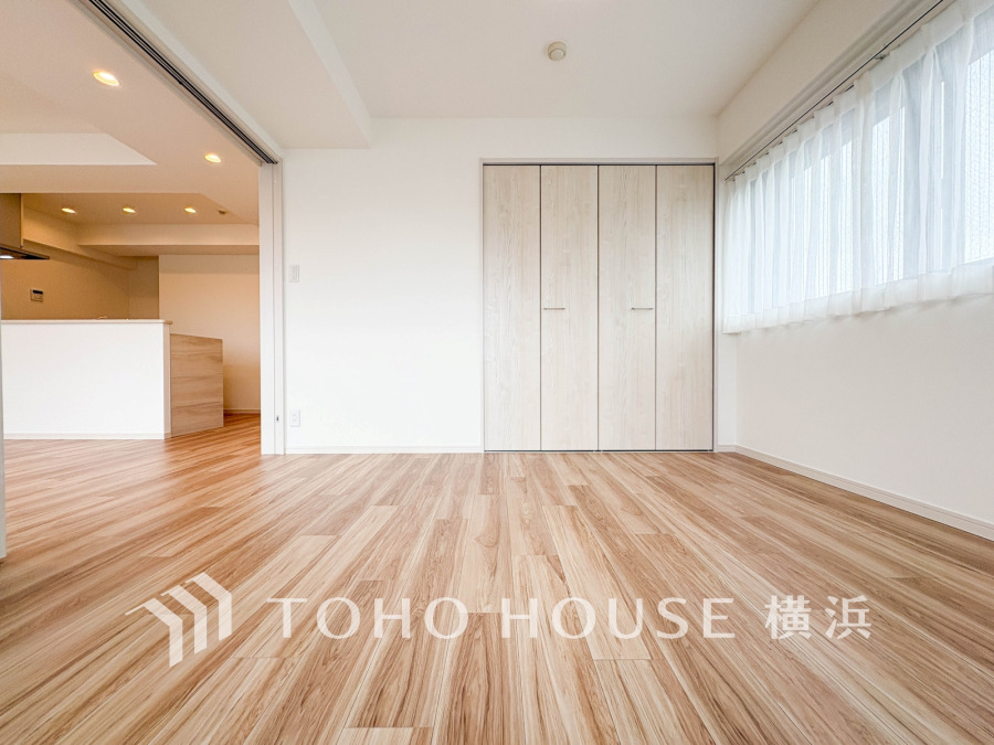 2面採光の明るい洋室は扉を開放して隣接するリビングと一体化して使うことも可能です。
