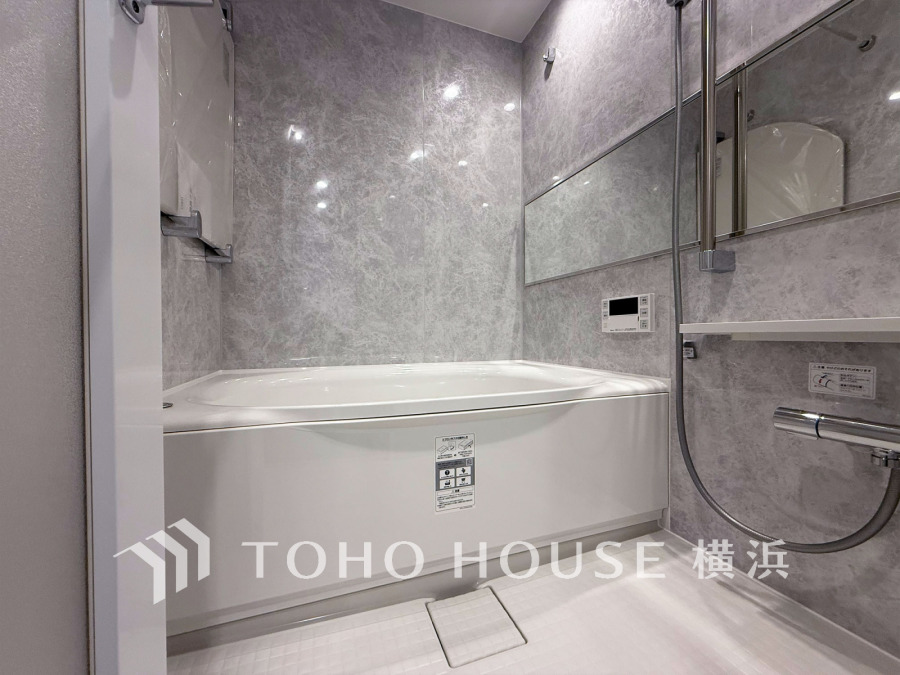 大理石調の壁面が美しい、ゆったりくつろげる清潔感あふれるバスルームです。