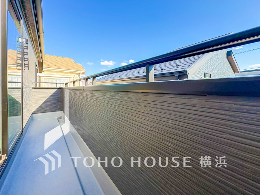 陽当たり良好で洗濯物がよく乾く、広々としたバルコニー。開放感あふれる空間です。