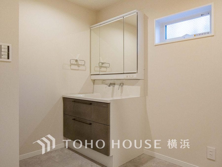 シンプルで清潔感のある洗面所は、収納力のある鏡付きキャビネットで使い勝手も抜群です。