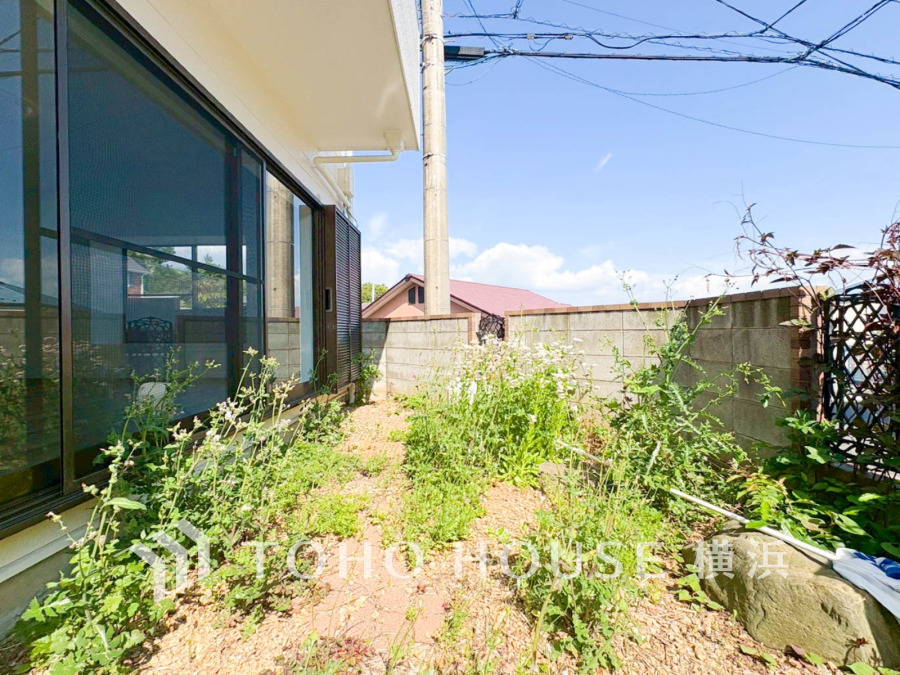 陽当たり良好な庭スペース。窓からの自然光が室内に届き、ガーデニングやくつろぎの場として最適です。