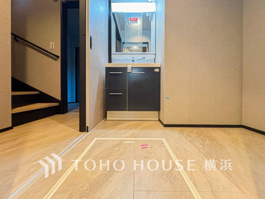 ご家族の1日が始まり、1日の終わりを締めくくる洗面空間。洗濯機を配置しても十分なスペースを確保した設計となっております。