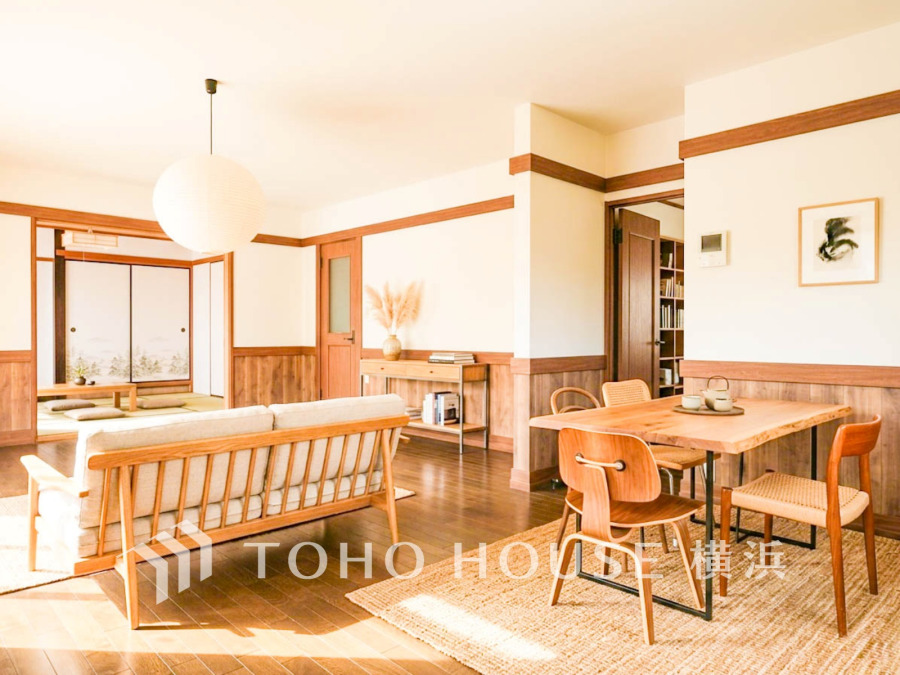 広々としたリビングダイニングは、シックでモダンな内装。（生成AIによるイメージです。家具・小物は販売価格に含まれません）